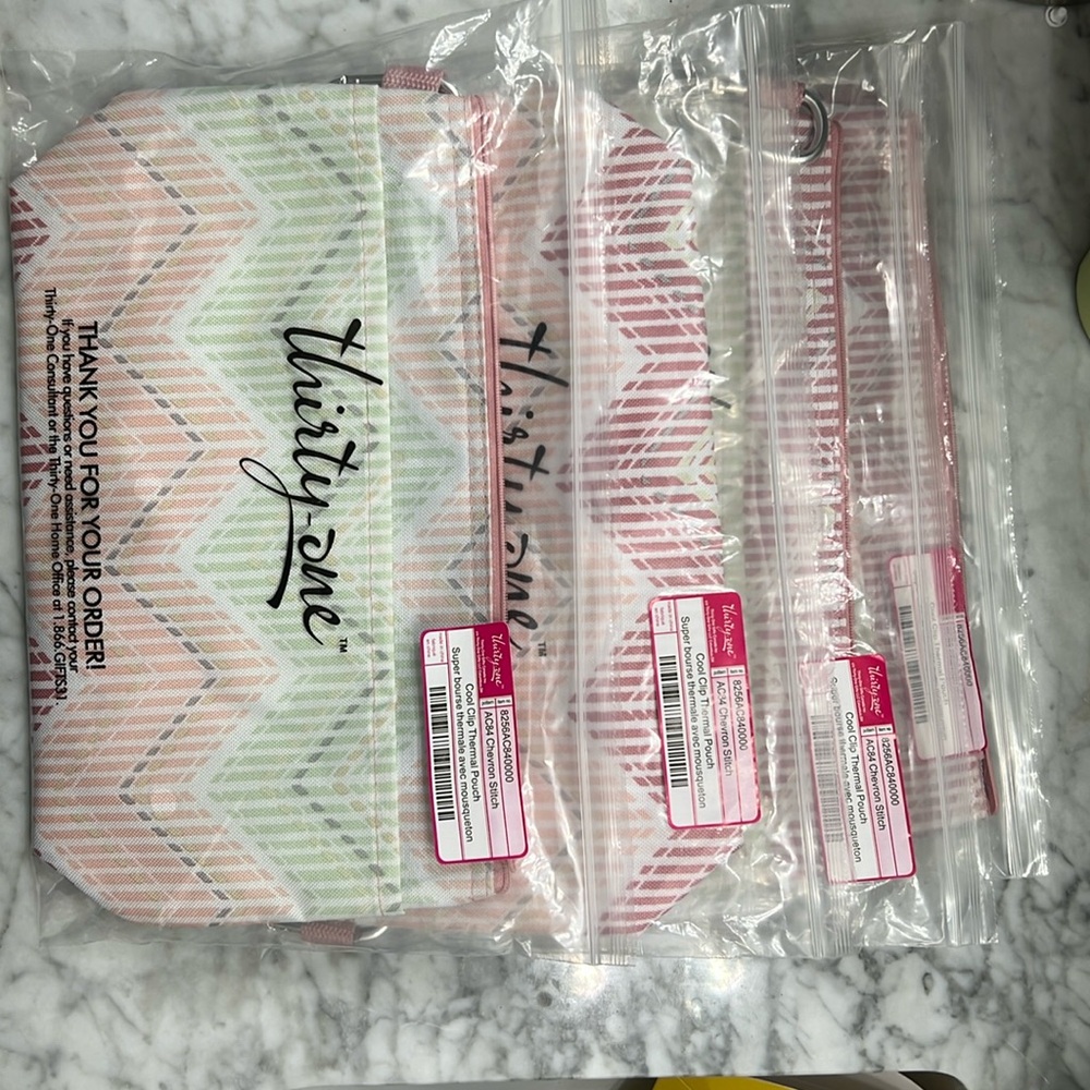 One-31 thirty one cool clip thermal pouch (AC84-Chevron Stich) avail 4/bundle